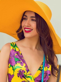 Á hậu Lệ Hằng rực rỡ váy áo trên phố