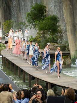 Cận cảnh về buổi diễn Chanel Spring 2018