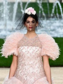 Cùng khám phá Chanel’s Garden Party Couture Show