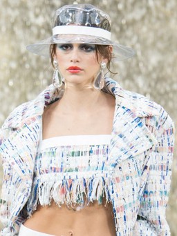 Sự tuyệt diệu của nhựa plastic cho thời trang hè này