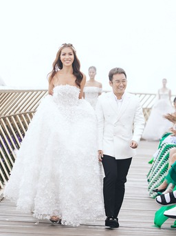 Minh Tú khoác áo cưới kết từ 50.000 cánh hoa