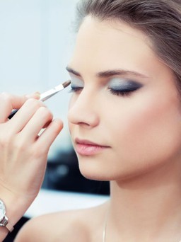 Hậu quả của lớp trang điểm quá dày