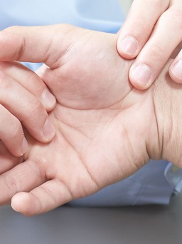 Lý do nào khiến tay bị sưng ?