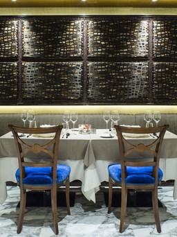 Dùng bữa ở nhà hàng "sang chảnh"