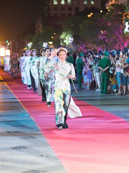 Trình diễn áo dài trên catwalk dài nhất Việt Nam
