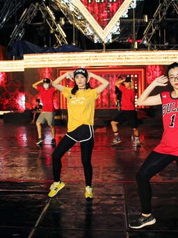 Đông Nhi thức gần trọn đêm cho lo liveshow