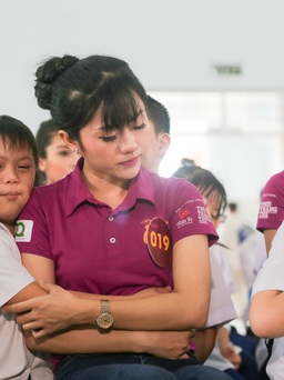 Thí sinh Người đẹp Xứ Dừa thăm Trường nuôi dạy trẻ khuyết tật