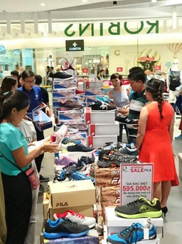 Săn hàng giảm giá đến nửa đêm 2017