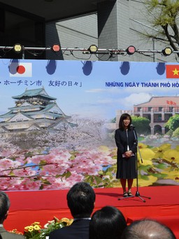 Tranh Gạo Quỳnh Vy đến Osaka - Nhật Bản giữa mùa hoa đào rực rỡ