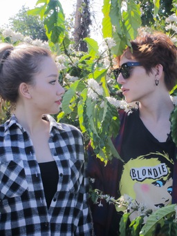 Châu Đăng Khoa và Băng Di cưỡi voi tại Buôn Đôn