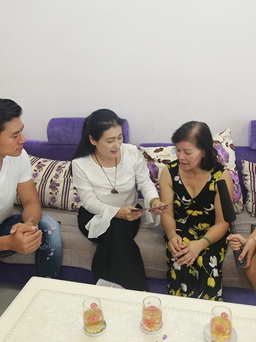 Nghệ sĩ Thanh Thủy miệt mài giao lưu với khán giả Đà Nẵng