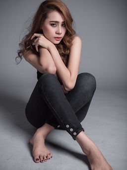 Hồ Bích Trâm mạnh dạn khoe eo thon