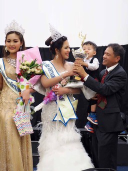 Hoa hậu Hồng Thy trổ tài ca hát trong tiệc cảm ơn