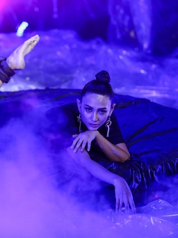 Siêu mẫu Võ Hoàng Yến treo ngược người thị phạm thí sinh