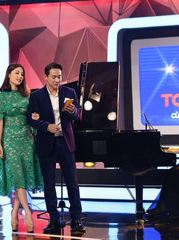 Dị nhân nâng bóng bàn và người lên không trung bằng răng