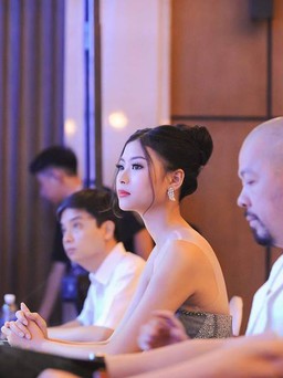 Đào Thị Hà khoe vai trần đi chấm thi