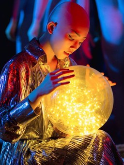 Tóc Tiên lại nổi loan với kiểu tóc lạ trong MV mới