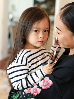 Con gái Đoan Trang giúp mẹ soạn đồ đi sự kiện