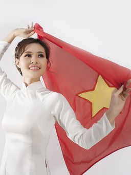 Top 6 Miss Photo 2017 Nguyễn Thanh Trúc tự tin khoe vẻ tươi trẻ bên quốc kì ngày lễ 2/9