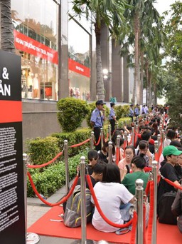 Hàng ngàn người xếp hàng rồng rắn chờ H&M khai trương