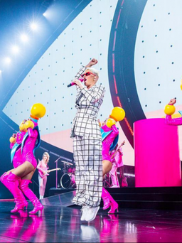 Katy Perry diện ba thiết kế của Công Trí trong tour diễn