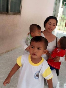 Hoa hậu Hạnh Lê tặng quà Trung thu cho trẻ em mồ côi