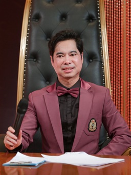 Ngọc Sơn hít đất 50 cái trên sân khấu Tình Bolero