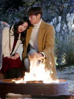 Nữ hoàng nước mắt Soo Ae lột xác trong Bố dượng tuổi 30