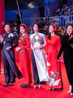 Hội cô Ba mang áo dài đến liên hoan phim Busan