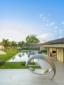 Trải nghiệm “đong đưa” trên chiếc võng hình trăng khuyết