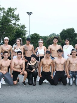 Các Fitness model HN khoe body khiến du khách thích thú