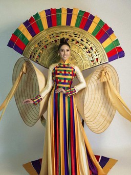 Á hậu Nguyễn Thị Loan với trang phục dân tộc độc đáo