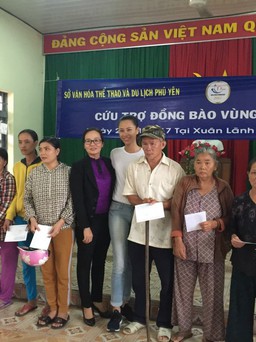 Á hậu Hữu nghị ASEAN Yến Nhi tham gia tặng quà bà con Phú Yên