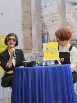 Giao lưu với cô gái du lịch theo phong cách tối giản