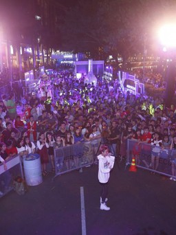 Giới trẻ Sài Gòn thưởng không khí Giáng Sinh khác biệt