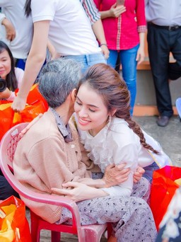 Hoa Hậu Thư Dung giản dị làm từ thiện tại Kiên Giang