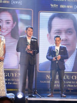 Hữu Châu không giấu được sự xúc động khi lên sân khấu