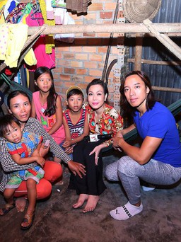 Việt Hương cùng chồng con đi từ thiện cuối năm