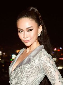 Á hậu Mâu Thủy diện đầm xẻ cao nổi bật tại sự kiện