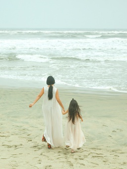 Công chúa nhà Đoan Trang diện đầm đôi vui vẻ dạo biển cùng mẹ