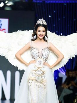 Phan Thị Mơ hóa "nữ hoàng thiên nga" trên sàn catwalk