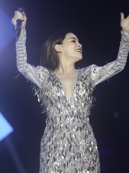 Kim Lý hộ tống Hồ Ngọc Hà biểu diễn Mùa hè không độ tại Cần Thơ