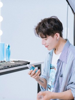 Châu Đăng Khoa biến hóa trong MV mới toanh