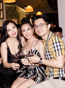 Hoa hậu Thu Hoài rủ bạn bè đi chơi đảo