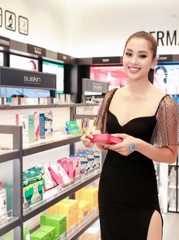 Hoa hậu Tiểu Vy hội ngộ dàn hot face Việt trong sự kiện