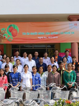 Tặng xe đạp cho người nông dân