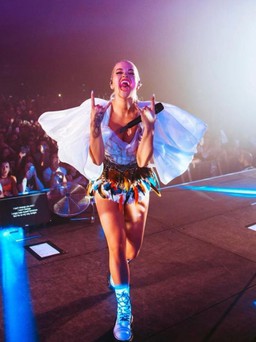 Rita Ora diện thiết kế của Công Trí trong tour diễn Pheonix