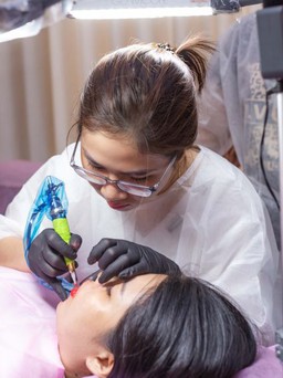 Her Academy và trang điểm bán vĩnh viễn