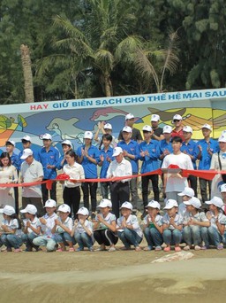 Ra mắt công trình nghệ thuật sắp đặt và bức tranh liên hoàn trên kè biển