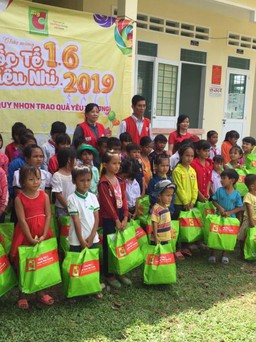 Central Group tặng quà cho thiếu nhi dịp 1-6